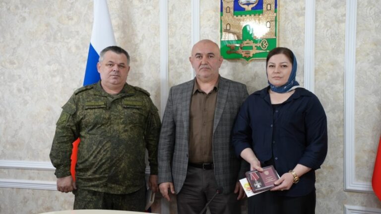 Память о героях: в Хасавюрте передали государственные награды семьям павших военнослужащих