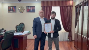 Арсен Магомедов передал бойцу СВО сертификат на получение земельного участка