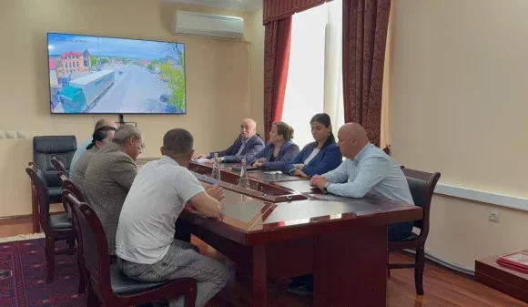 Главе Сергокалинского района вручили медаль «За помощь фронту»