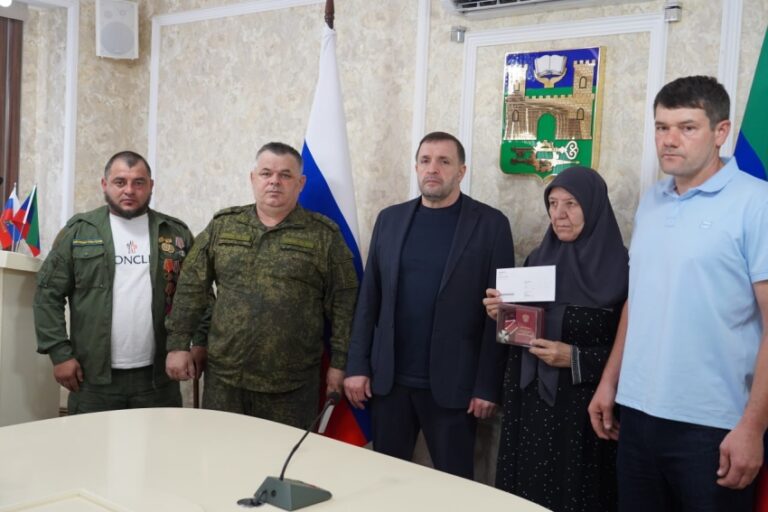 В Хасавюрте семье героя СВО Юнуса Газихмаева вручили государственную награду