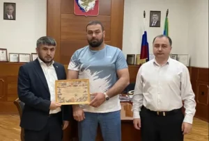 Участник СВО из Ничраса передал главе района благодарность от командования воинской части