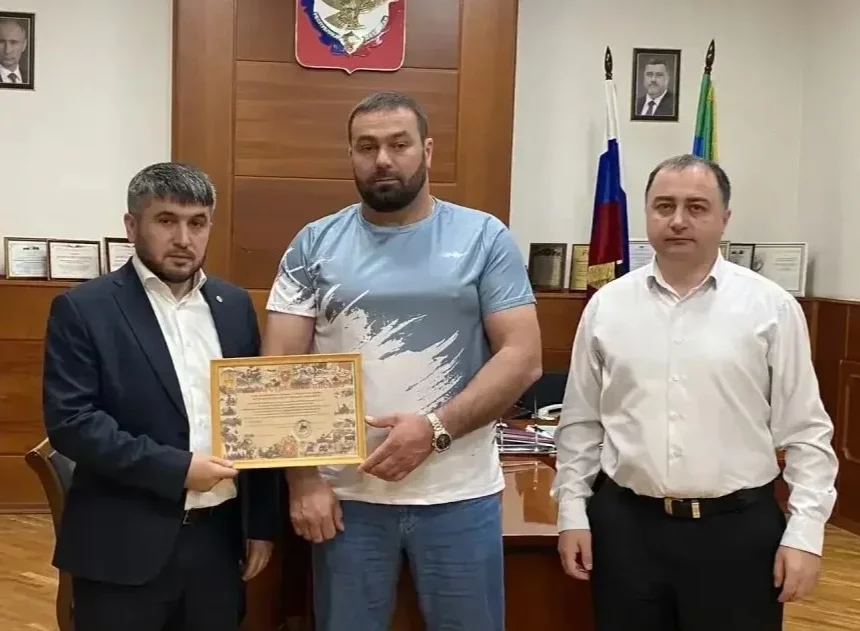 Участник СВО из Ничраса передал главе района благодарность от командования воинской части