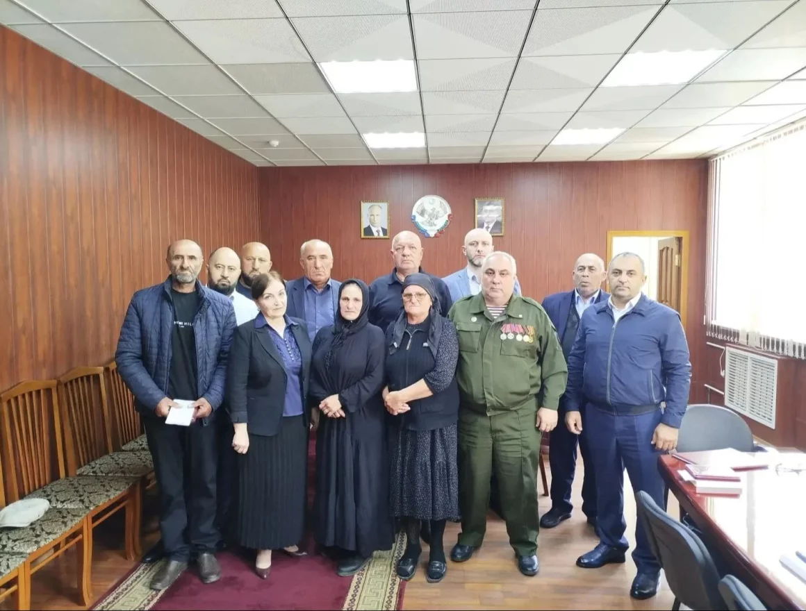 Родителям погибших бойцов в Курахском районе вручили награды их сыновей