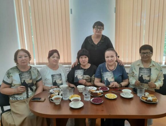 В редакции газеты «Голос степи» презентовали книгу-поэму «Я жду тебя, Неизвестный солдат»