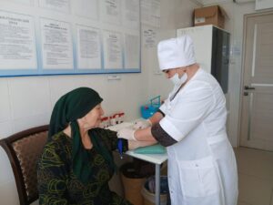 В Дербенте мобильная бригада помогает пожилым жителям пройти диспансеризацию