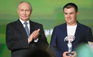 Герой из Каспийска получил премию «Всё для Победы!» из рук Владимира Путина